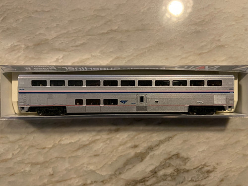 Kato N 156-0980 Amtrak Superliner Coach Phase VI #34006 mit Beleuchtung verbaut | Zustand: Used