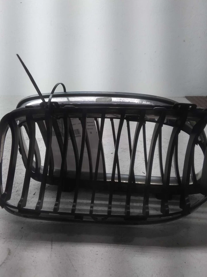 Used Right Upper Grille fits: 2011 Bmw 328I Sdn w/M-aerodynamic package upper bu Foto 3 de 4