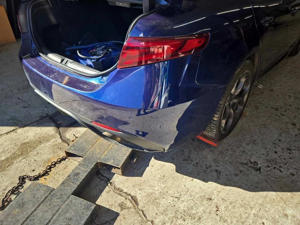 Used Rear Bumper Assembly Rear fits: 2017 Alfa romeo Giulia Sedan 2.0L w/sport p Foto 3 de 4