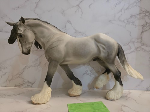Breyer (#700107) WINTERSONG 2007 Christmas Holiday Dapple Gray Horse - Picture 6 of 9