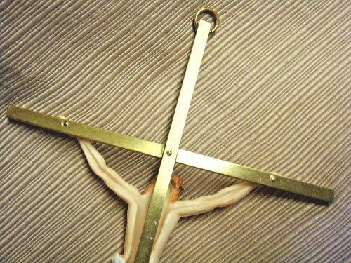 Schmales massives Messing Kruzifix Kreuz mit geformtem bemalten Christus - Bild 6 von 8