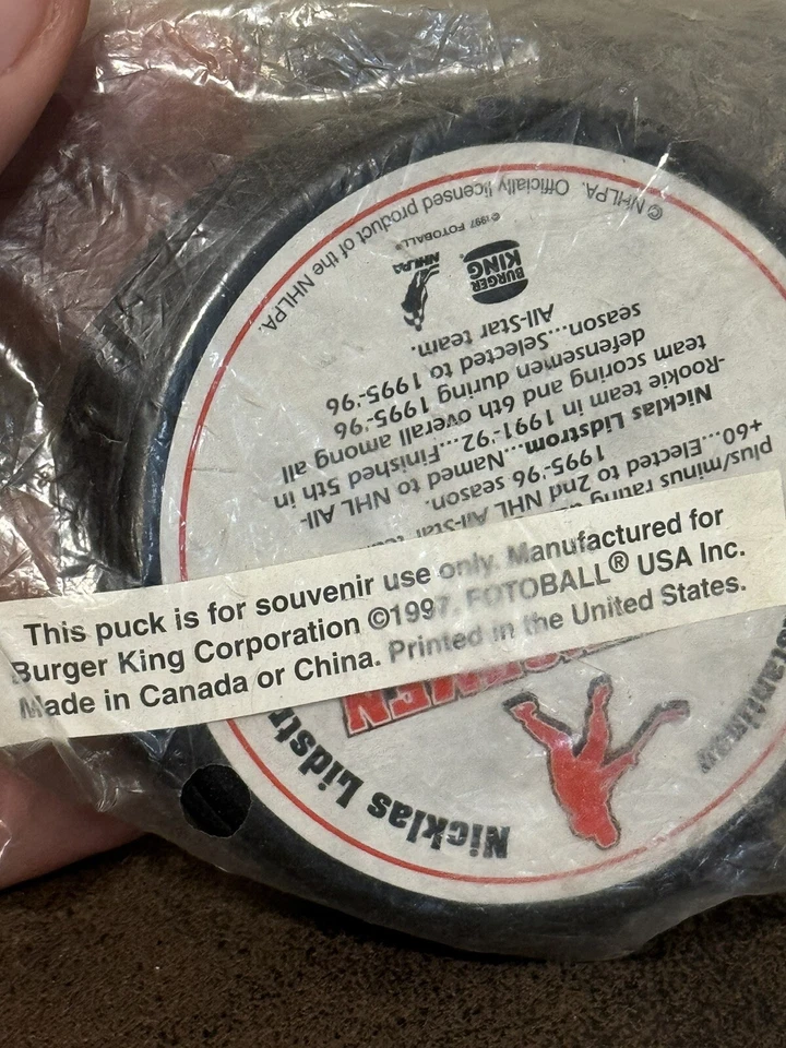 1997 Red Wings Nicklas Lidstrom Vladimir Konstantinov Puck Burger King - Sealed Foto 4 de 4