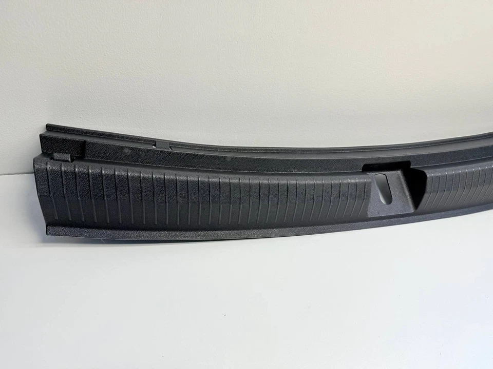 VOLKSWAGEN TIGUAN 2018-2024 MALETERO PESTILLO BLOQUEO UMBRAL PLACA RASGUÑO MOLDURA CUBIERTA OEM Foto 2 de 4