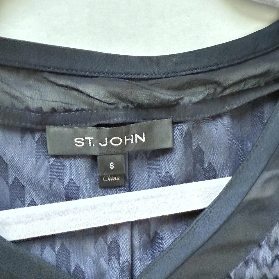 Blusa St. John para mujer pequeña azul marino negra cuello en V sin mangas ribete de seda texturizada Foto 4 de 4