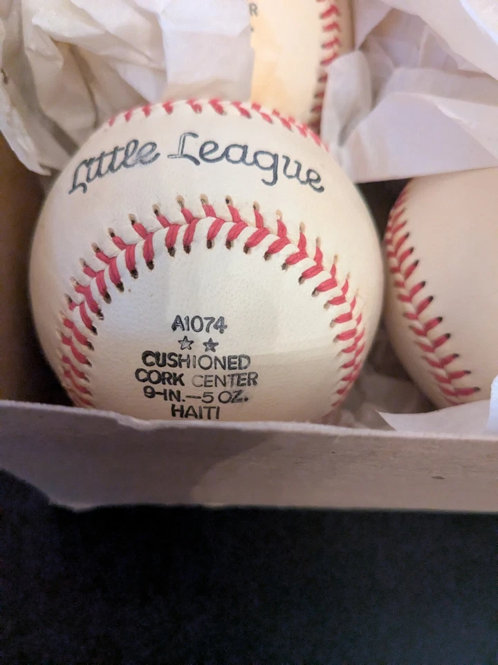 Nuevo en Caja Docena Wilson Senior Little League Pelotas de Béisbol Costura Elevada ~ A1074  Foto 3 de 4