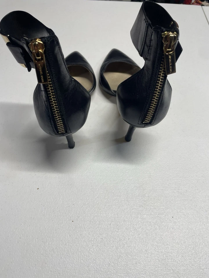 Tacones Michael Kors negros con detalles dorados talla 5M Foto 4 de 4