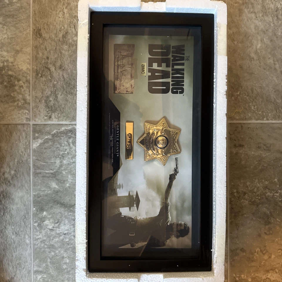 Suave Gigante Walking Dead Sheriff Rick Grimes Insignia Utilería Autógrafo Réplica #714 Foto 3 de 4