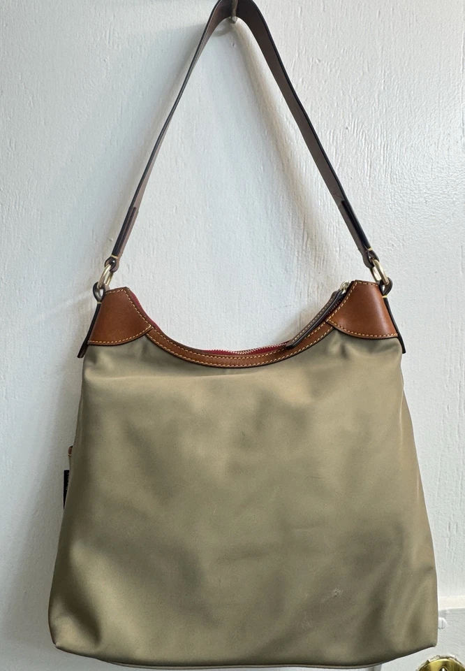 Bolso Hobo Dooney & Bourke Camden Nylon con Bolsa de Cosméticos - Bronceado Foto 3 de 4