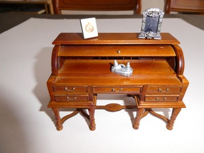 Queen Mary s Dolls House Collection Rolltop Schreibtisch mit etwas Zubehör.