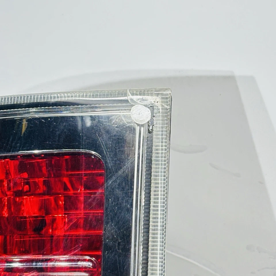 Lámpara trasera halógena del lado izquierdo del conductor OEM para Honda Ridgeline RT, RTL, RTS Foto 2 de 4