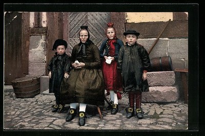 Postcard mother and children sitting in front of the house, Hessian costume 1914 