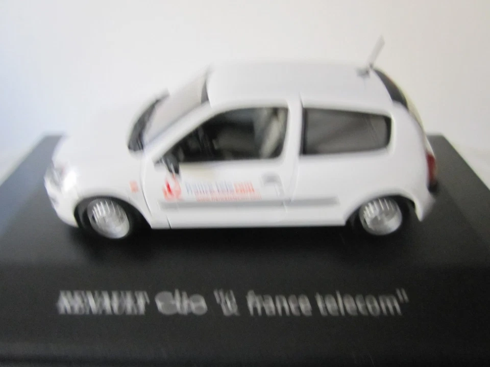 1/43 UNIVERSAL HOBBIES VOITURE BERLINE RENAULT CLIO II "FRANCE TELECOM" - Photo 4/4