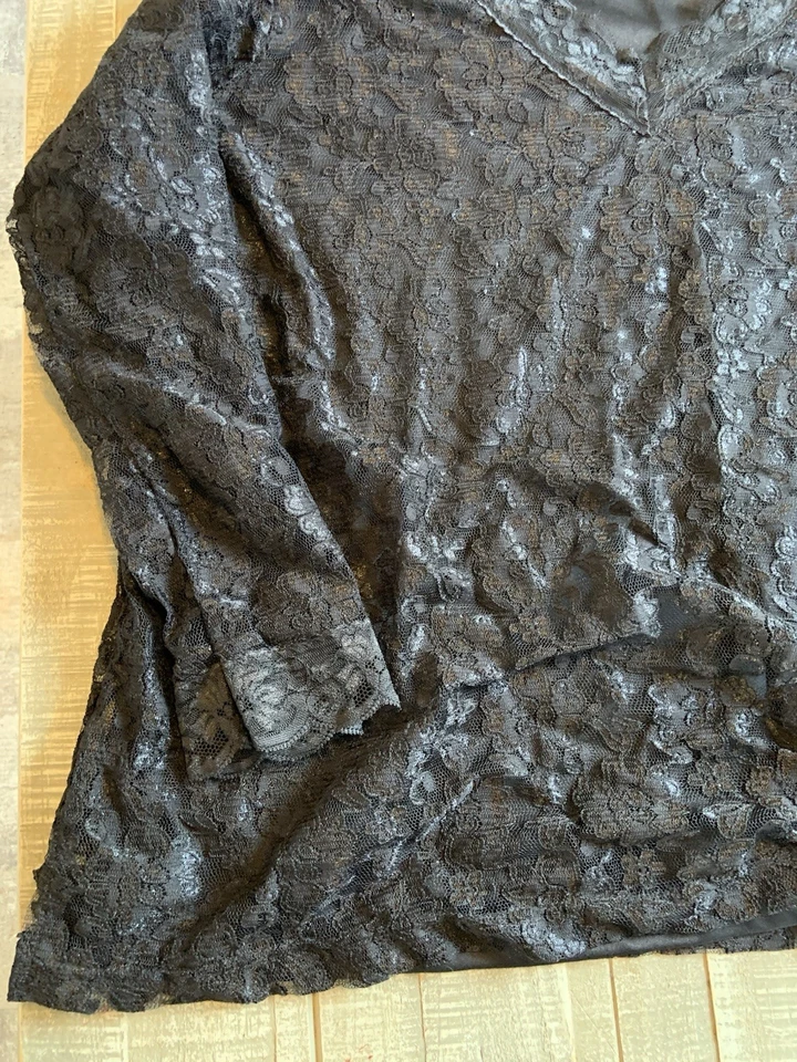 Top de encaje manga larga con cuello en V delantero negro KATHY IRELAND HSN con cami 2X Foto 3 de 4