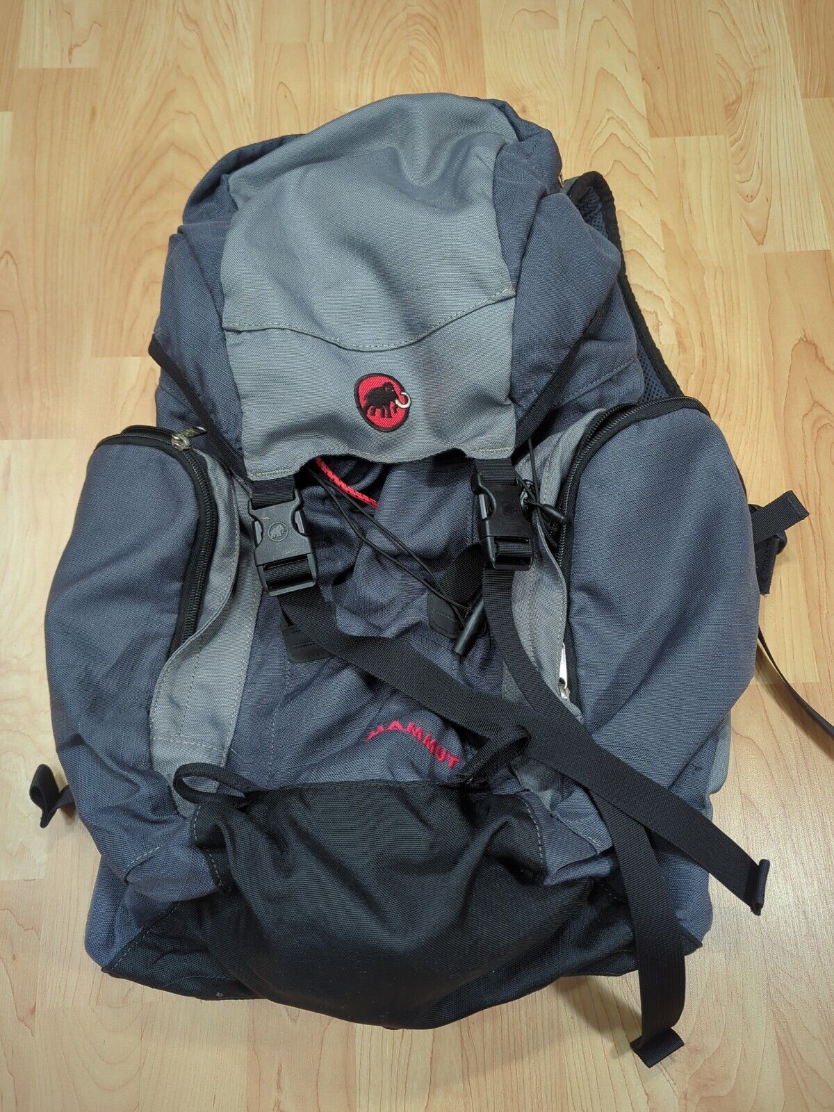 MAMMUT Hiking Backpack with back support metal frame Aletsch 25 black gray 