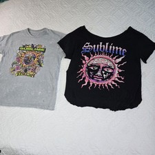 Lote de dos camisetas gráficas sublimes para mujer talla mediana  Uno gris y uno negro