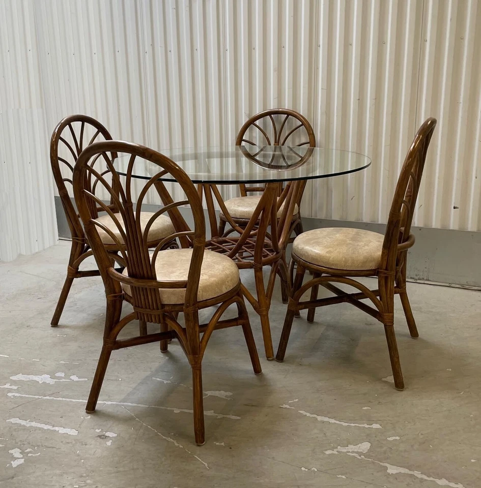 Mesa de comedor y cuatro sillas vintage de bambú y ratán Foto 3 de 4