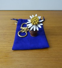 TORY BURCH DAISY FLOWER POT KEY CHAIN. NEW