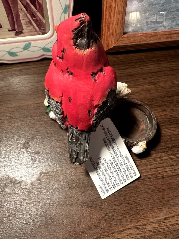 Castiçal votivo Tii Collections artesanal de resina cardinal em um galho - Imagem 3 de 4