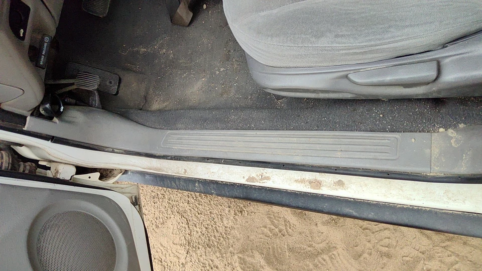 2005 Mercury Sable Driver 左下踢装饰面板 Oem 灰色 — 第 2/4 张图片