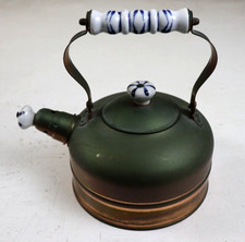 Tetera silbante de cobre vintage pintada a mano con tapa de mango de porcelana Daewoo Kor