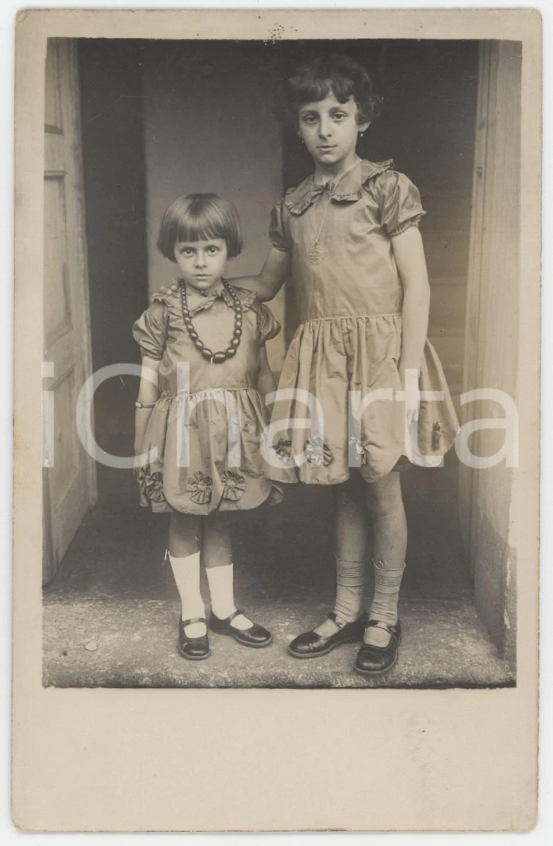1920 ca BAMBINI ITALIA Due sorelline in vestito di raso Foto