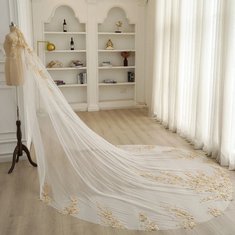 Velo de novia brillante con apliques de encaje dorado con cuentas elegante velo dorado Foto 2 de 4