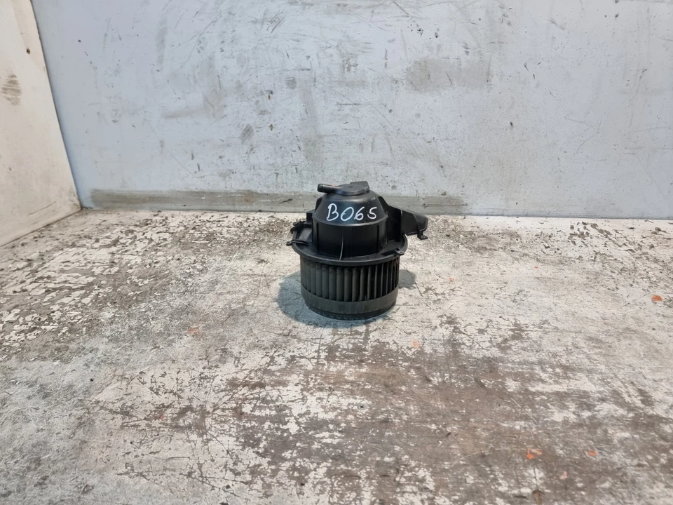 Volvo V70 Heater Blower Fan Motor Assembly 2.4 T Petrol 2003 MK2 OEM 86578 28421 - Image 4 of 4