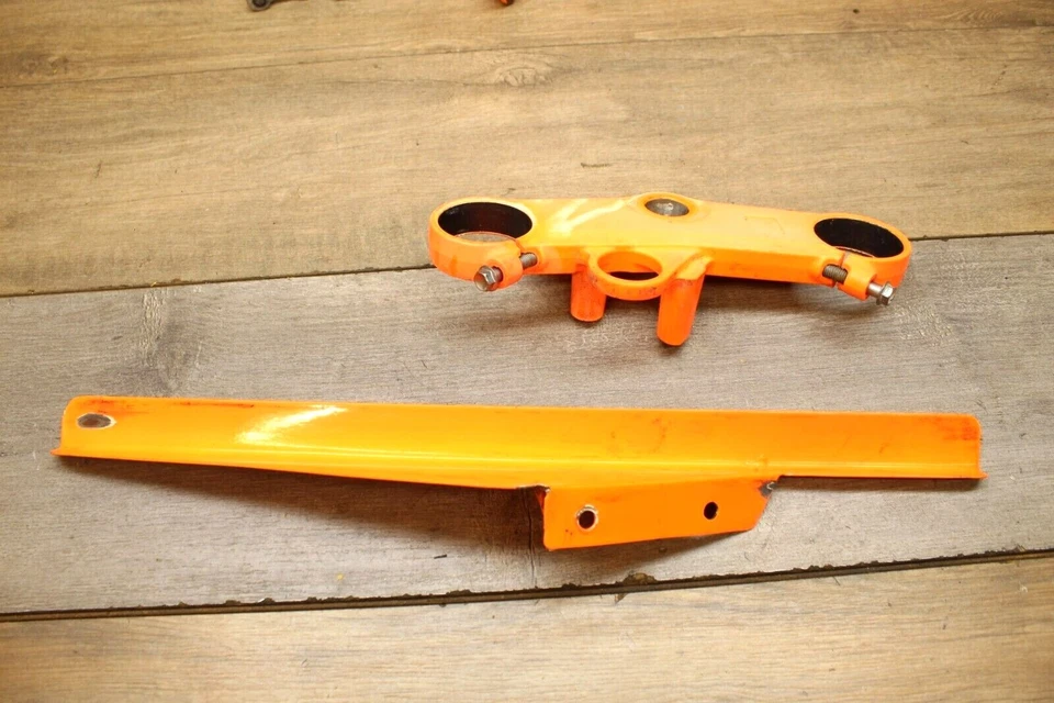 Suzuki GSXR750 2005 naranja superior triple árbol abrazadera pasajero clavijas protector de cadena Foto 2 de 4