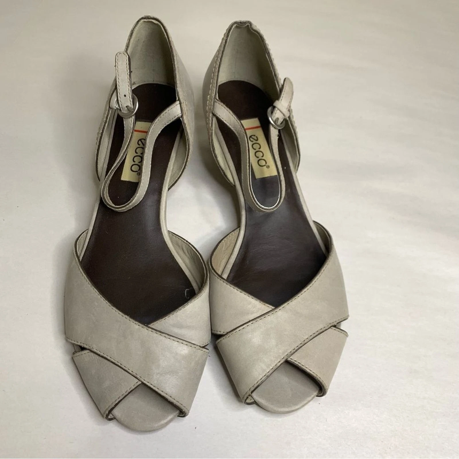 Sandali ECCO in pelle grigia con cinturino alla caviglia