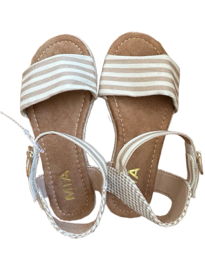 Nuevas sandalias de playa informales de lona blancas tostadas Mia Esmee para niños grandes talla 1 Y Foto 4 de 4
