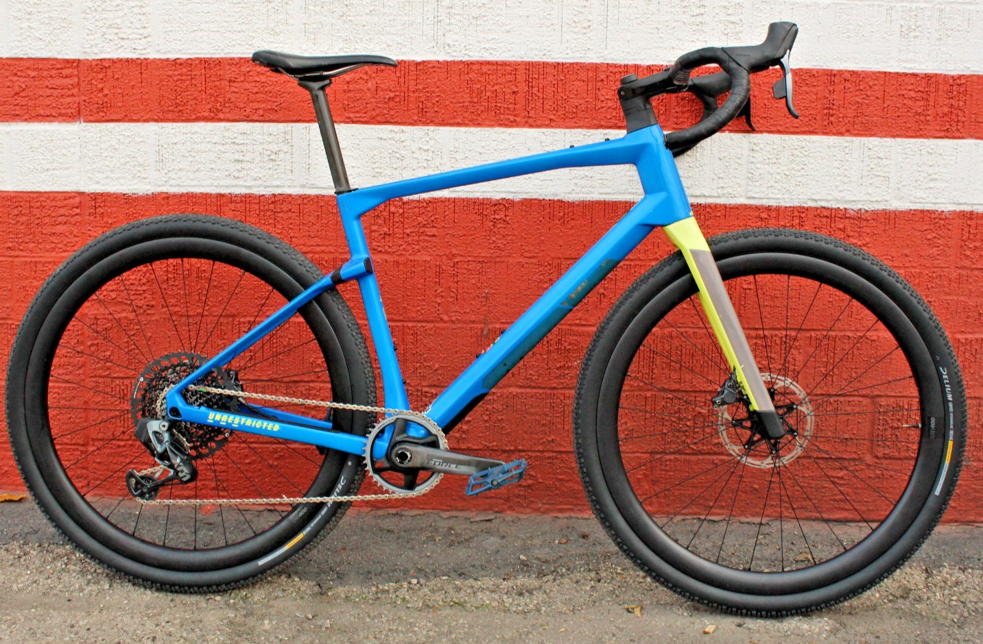 2022 BMC URS 01 TWO size LARGE – Unrestricted Gravel Bike/ 45C TIRES