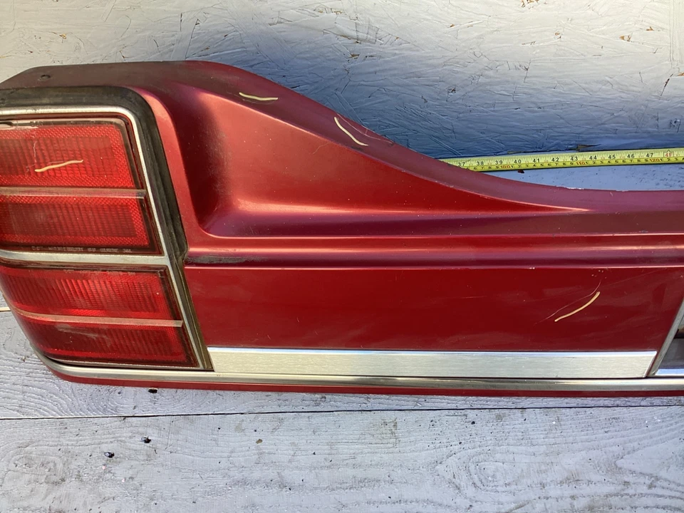 1986-1990 Oldsmobile Delta 88 Rear Center Tail Light Panel Assembly 20599039 OEM - Image 2 of 4