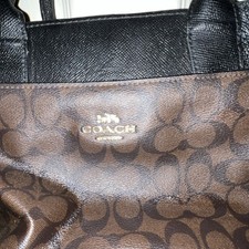 Borsa a tracolla Coach marrone nera modello logo doppio manico ferramenta oro