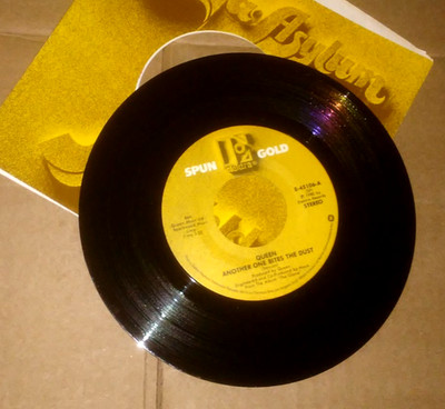 QUEEN Another One Bites The Dust/Keep Yourself Alive +  Comp. Sleeve 45 L@@K!