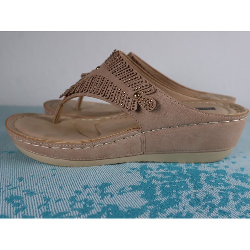 Good Choice Beige Thong Wedge Sandals BOHO Gold Studs Detail Womens 7.5 - Picture 5 of 9