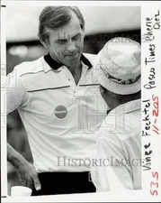 1980 Press Photo State Senator Vince Fechtel of Leesburg talks to a supporter