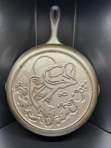Vintage 1990's Lodge Cast Iron 3-Notch Wildlife Series Bass Skillet 10-1/2" EUC