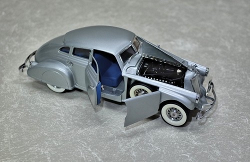 Danbury Mint 1933 Pierce Silver Arrow 1/24 Diecast w/original box - Picture 7 of 12