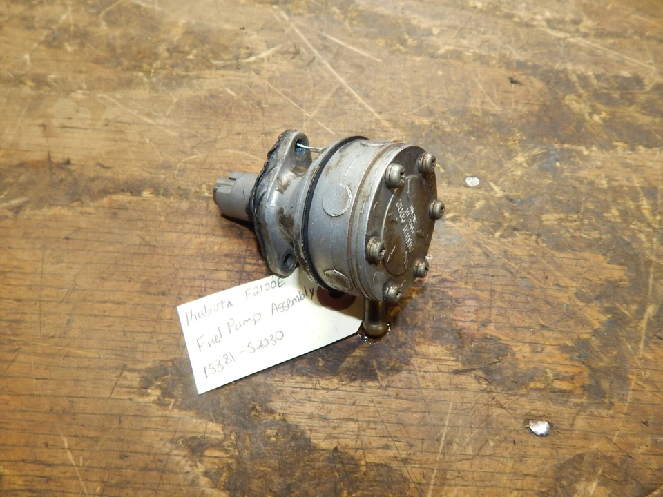 Cortacésped delantero Kubota F2100E - Bomba de combustible 15381-52030 Foto 2 de 3