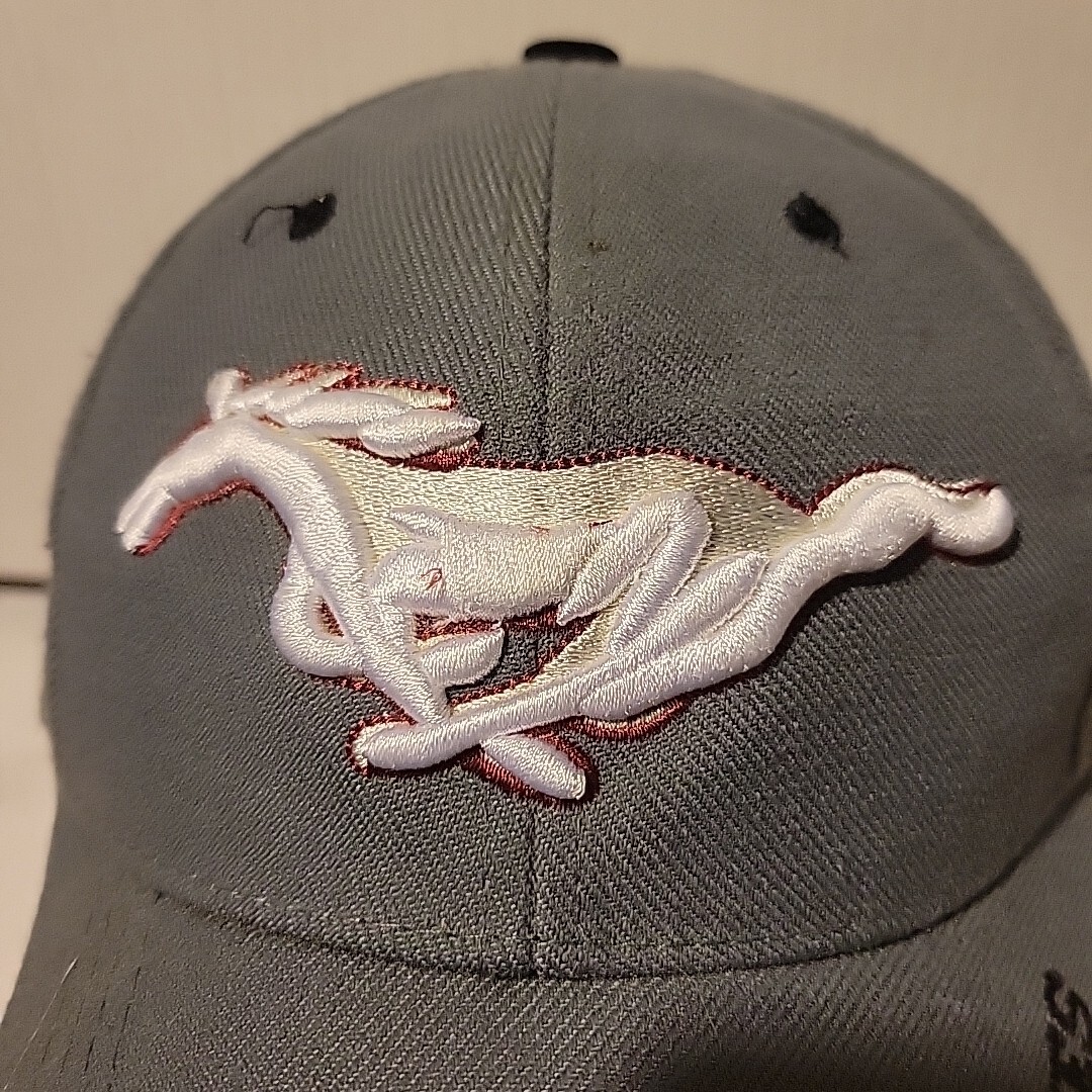 Cappello Ford Mustang grigio con emblema griglia pony bianco Los Algondes Baja Mexico