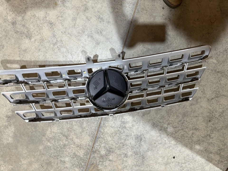 ⭐️2009-2011 Mercedes-Benz W164 ML350 ML550 Conjunto de parrilla del capó del radiador Foto 4 de 4