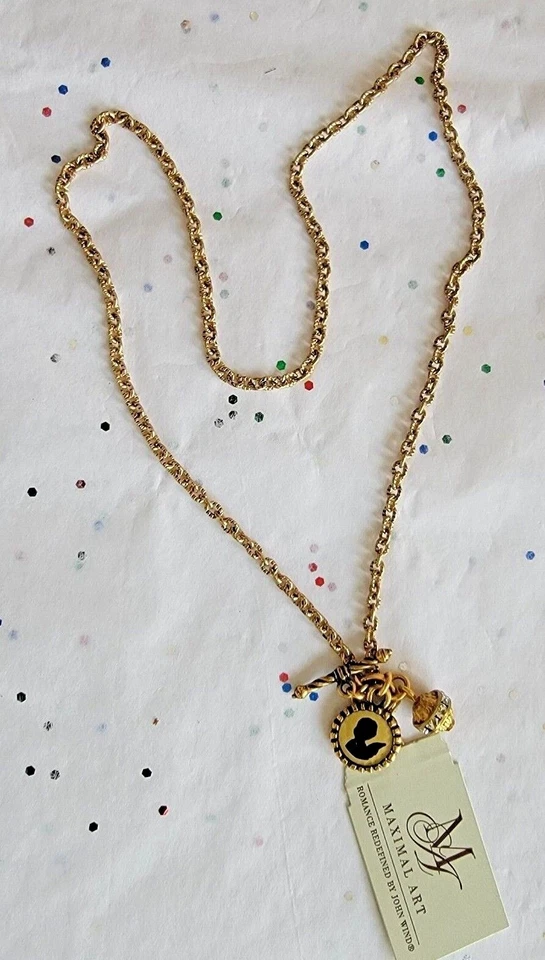 COLLAR CON DIJE SILUETA DE ÁNGEL NEGRO Y CHUCHERÍA DE CRISTAL TONO DORADO ARTE MÁXIMO Foto 2 de 4