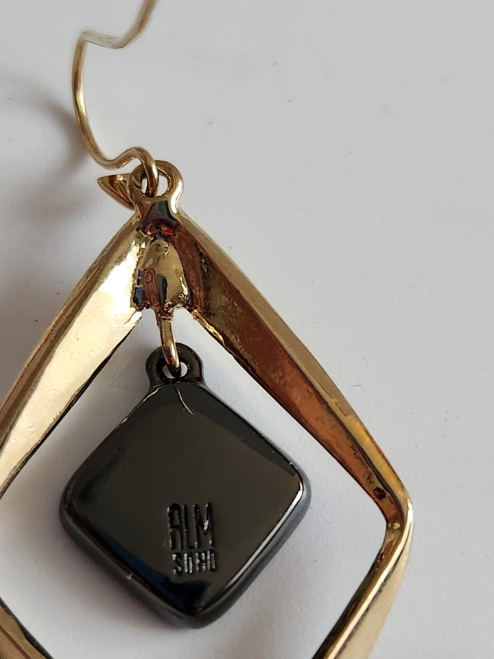 Pendientes colgantes Robert Lee Morris Soho 2" tono dorado con pedrería de marcasita Foto 3 de 4