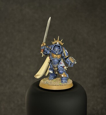 Warhammer 40K Dark Imperium Primaris Space Marine Captain in Gravis Rüstung