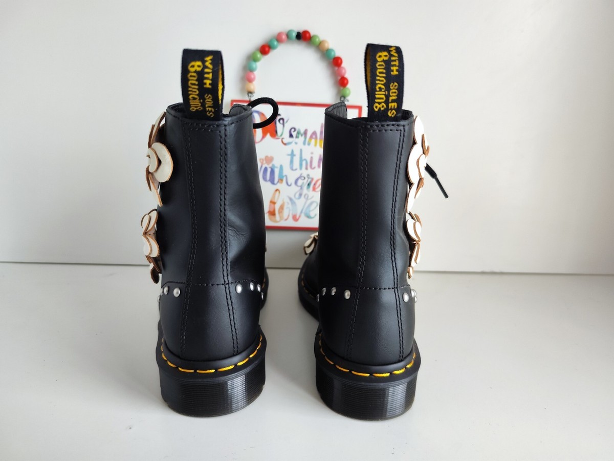 【Dr.Martens】 ★ Darnet Flower ★ Black Amazon.com | Dr. Martens Women's Devon FLWR Ankle Boot