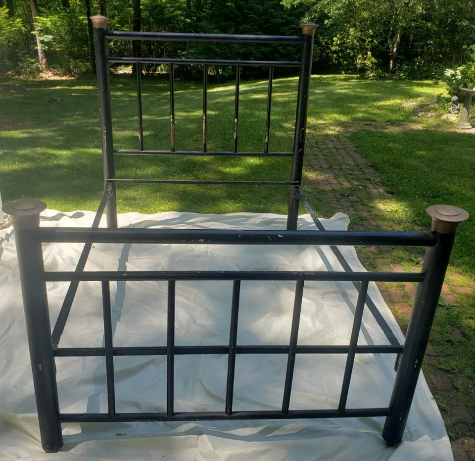 Camas antiguas de hierro de tamaño completo con tapas y ruedas de poste de latón -2 disponibles Foto 2 de 4