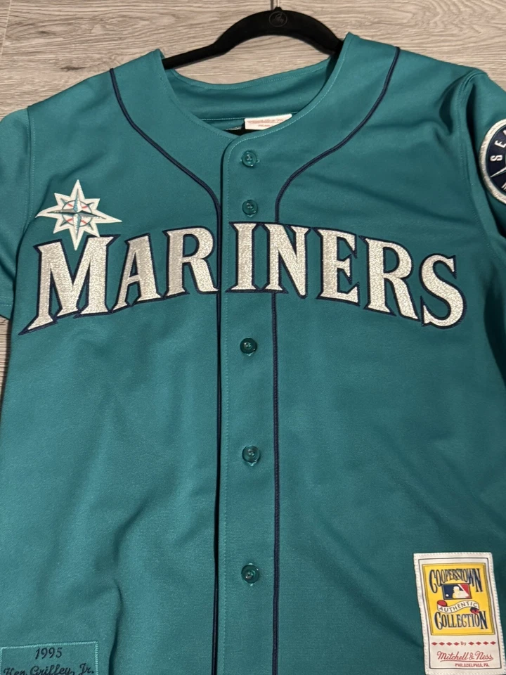 100% Authentic Mitchell & Ness 1995 Ken Griffey Jr. Mariners Jersey Size 40 M - Image 3 of 4