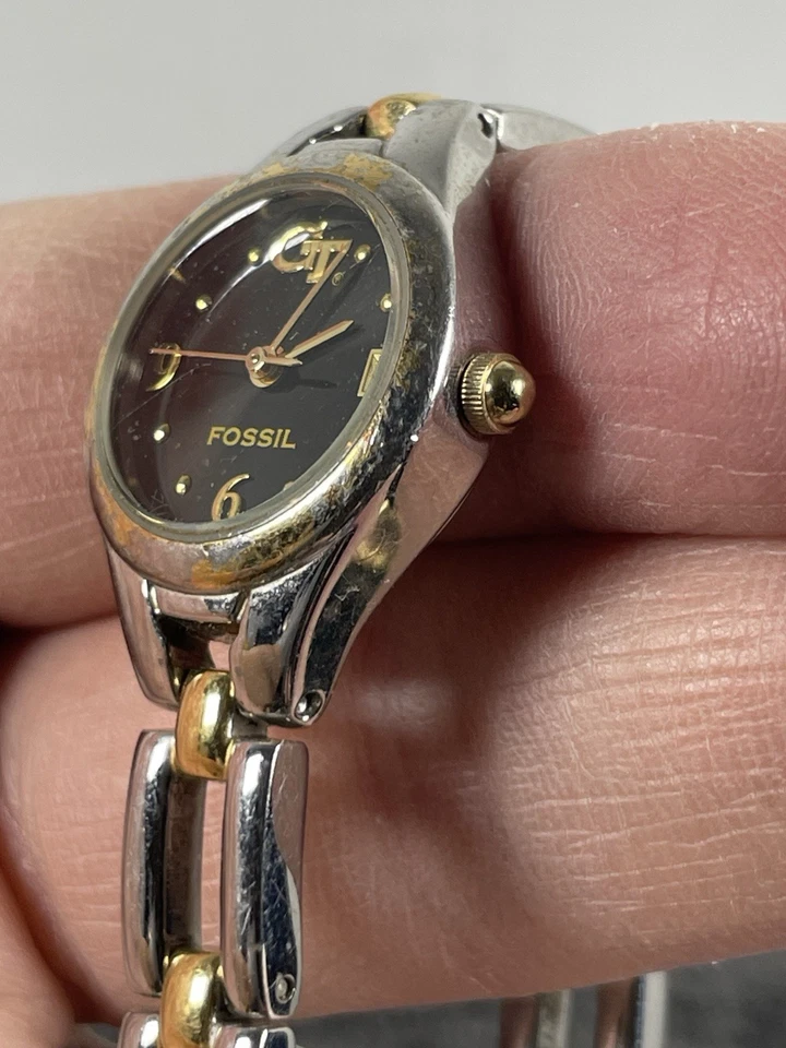 🔥 Fossil • Reloj de cuarzo tono plata dorado colección universitaria Georgia Tech para mujer Foto 2 de 4