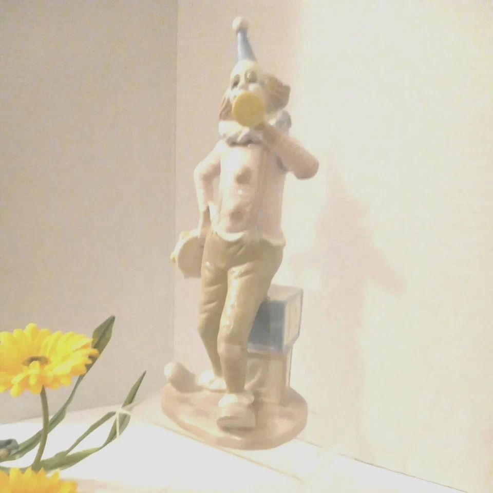 Figura Payaso Músico Estilo Lladro con Trompeta y Tamborina Porcelana Fina 12"T Foto 2 de 4