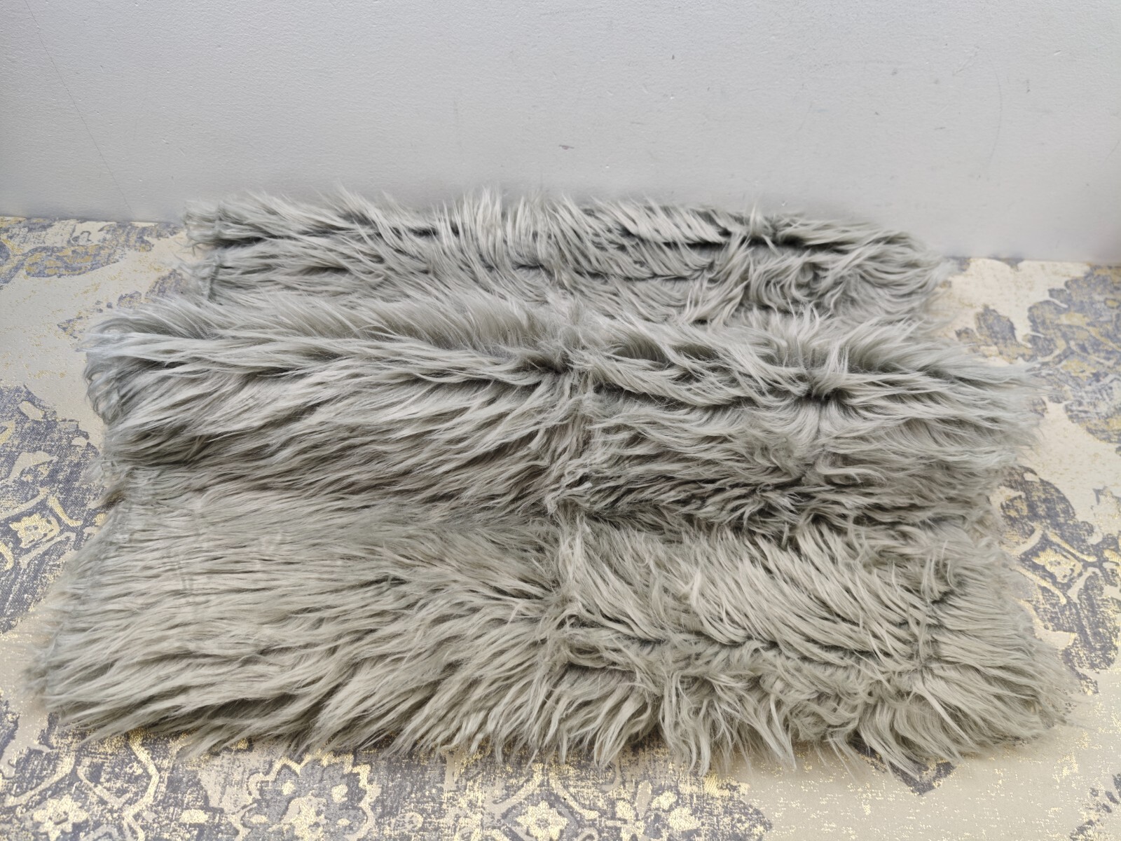 HARESLE Grey Rugs for Bedroom,Soft Faux Fur Rug,Fluffy Sheepskin Rug,Non Slip Ar